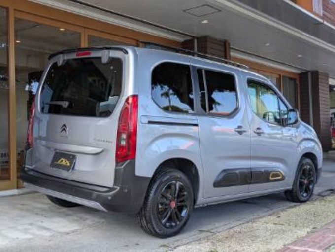 新入庫! シトロエン ベルランゴ パノラミックガラスルーフ 5人乗り リムジン那覇空港個別無料送迎(最大7人まで)! ※諸事情等により、リムジン以外での送迎になる場合もあり画像