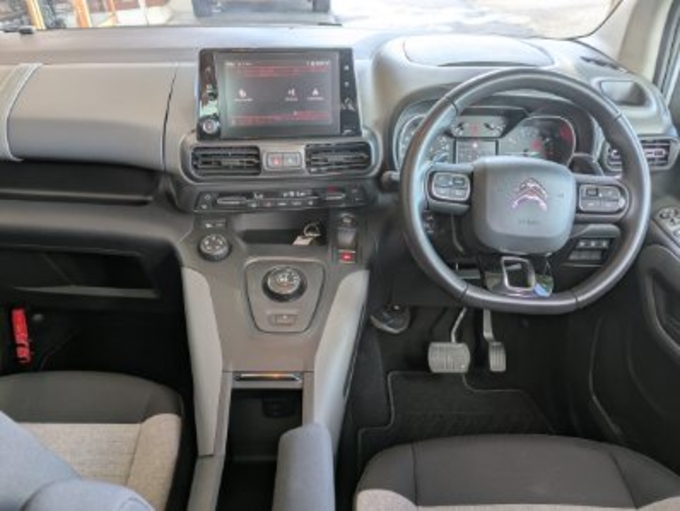 新入庫! シトロエン ベルランゴ パノラミックガラスルーフ 5人乗り リムジン那覇空港個別無料送迎(最大7人まで)! ※諸事情等により、リムジン以外での送迎になる場合もあり画像