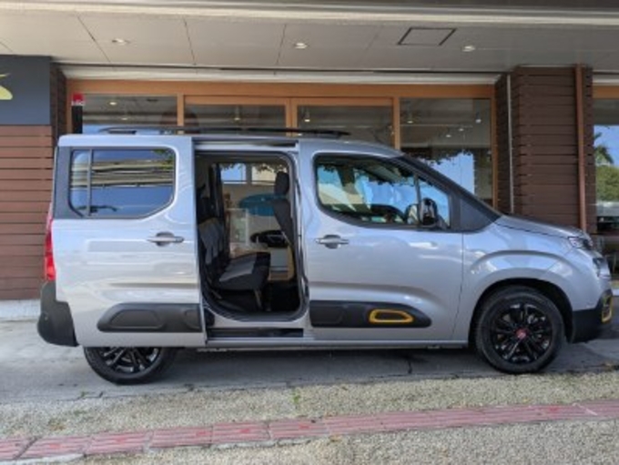 新入庫! シトロエン ベルランゴ パノラミックガラスルーフ 5人乗り リムジン那覇空港個別無料送迎(最大7人まで)! ※諸事情等により、リムジン以外での送迎になる場合もあり画像