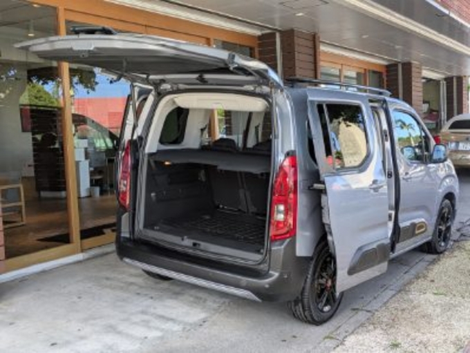 新入庫! シトロエン ベルランゴ パノラミックガラスルーフ 5人乗り リムジン那覇空港個別無料送迎(最大7人まで)! ※諸事情等により、リムジン以外での送迎になる場合もあり画像